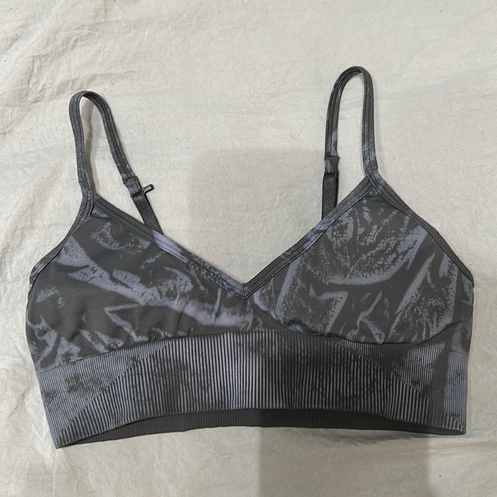 Lululemon size 8 sports bra. Excellent condition. Worn once Light purple/black.